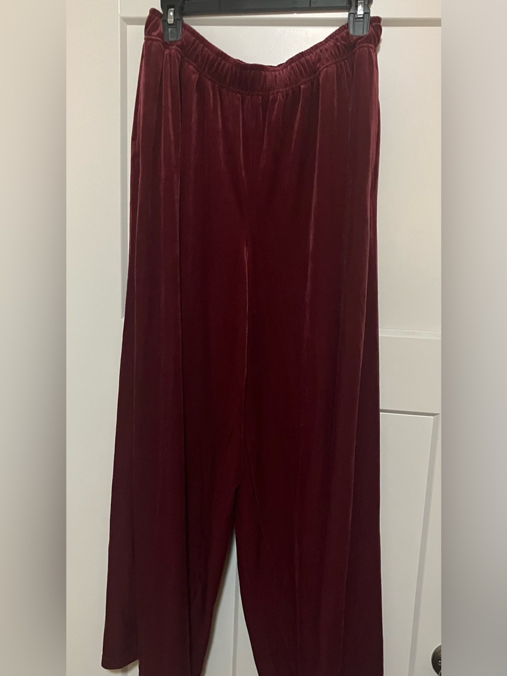 aerie OFFLINE Pleated Velvet pants in Burgundy
